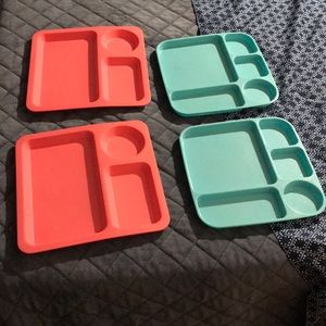 4 KIDS DIVIDED PICNIC PLATES VGUC PLASTIC